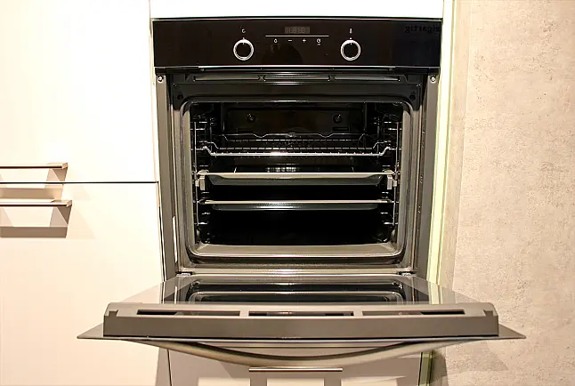 Gemütliche L-Küche mit extra Geräte-Hochschrank für den Kühlschrank in moderner Kombination: Krsitallweiß matt, mit Massiver Steinplatte sowie Farbakzenten in Pastellgrün