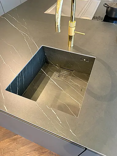SieMatic Kücheninsel mit BORA Professional und Keramik-Arbeitsplatte