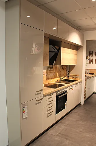 GmbH sowie Elementen + Grünau mit zwei Neola-Musterküche in Helle Holzoptik in Leipzig Ausstellungsküche Auszug-Unterschrank von freistehendem Wohntrend Hochglanz-Küchenzeile Wandboards:
