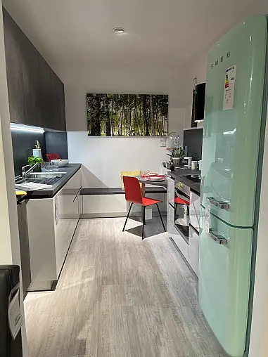 Design-Küche in Lack Kristallgrau Hochglanz mit pfiffiger Tischlösung