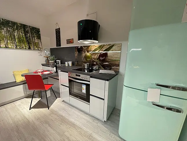 Design-Küche in Lack Kristallgrau Hochglanz mit pfiffiger Tischlösung