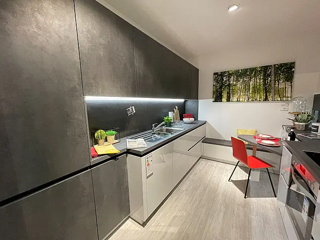 Design-Küche in Lack Kristallgrau Hochglanz mit pfiffiger Tischlösung