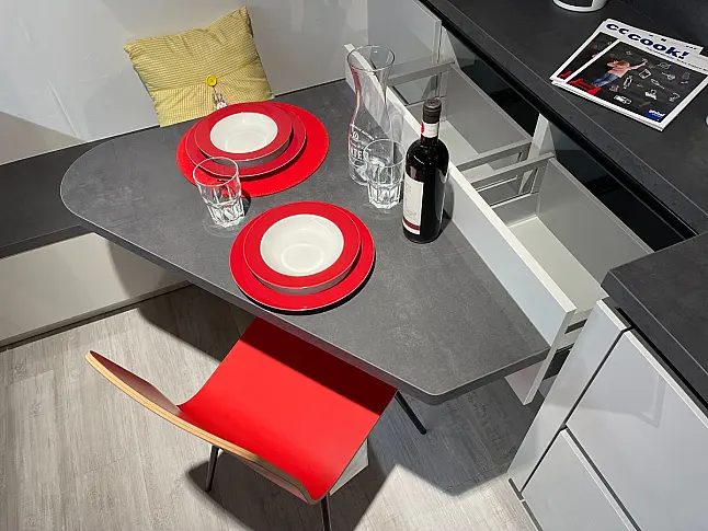 Design-Küche in Lack Kristallgrau Hochglanz mit pfiffiger Tischlösung