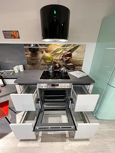 Design-Küche in Lack Kristallgrau Hochglanz mit pfiffiger Tischlösung