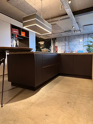 Bicolor Küche mit Linoleum- und Lackfronten! Ausstattung: Miele, V&amp;B