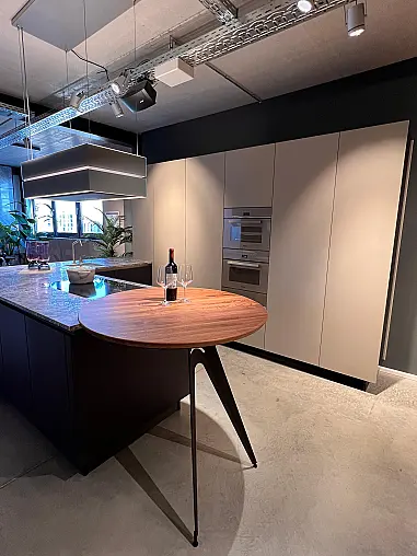 Bicolor Küche mit Linoleum- und Lackfronten! Ausstattung: Miele, V&amp;B