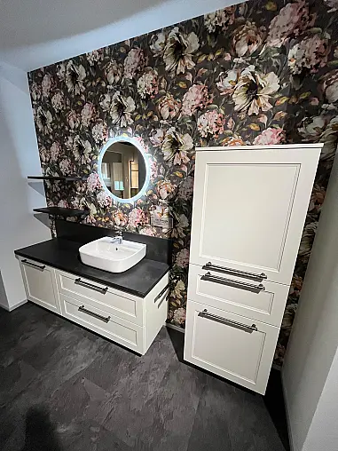 Exklusives Badezimmer - Waschtisch und Highboard - Spiegel mit LED-Beleuchtung rund - Landhausstil Weiß