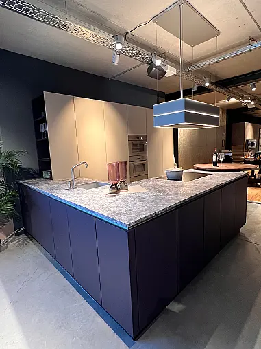 Bicolor Küche mit Linoleum- und Lackfronten! Ausstattung: Miele, V&amp;B