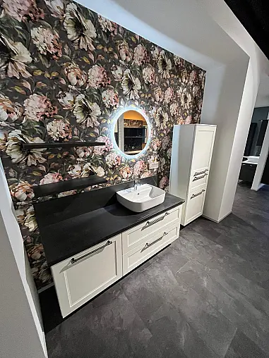 Exklusives Badezimmer - Waschtisch und Highboard - Spiegel mit LED-Beleuchtung rund - Landhausstil Weiß