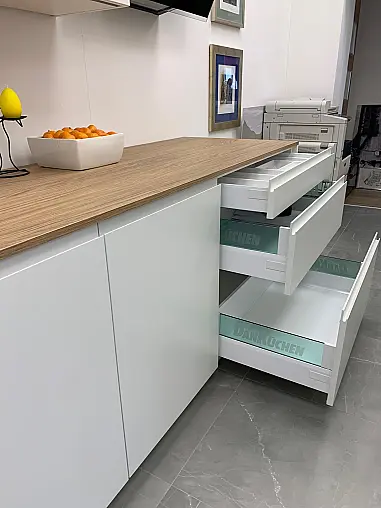 Moderne Küchenzeile  in Mattlack zum super Preis