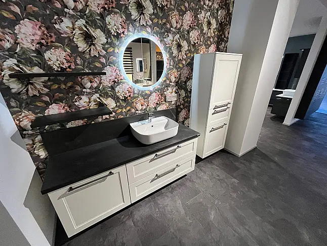 Exklusives Badezimmer - Waschtisch und Highboard - Spiegel mit LED-Beleuchtung rund - Landhausstil Weiß
