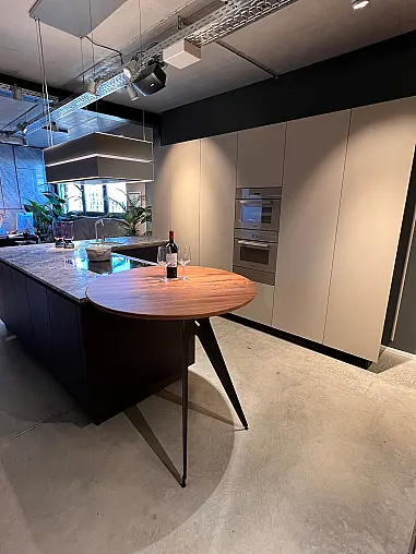 Bicolor Küche mit Linoleum- und Lackfronten! Ausstattung: Miele, V&amp;B