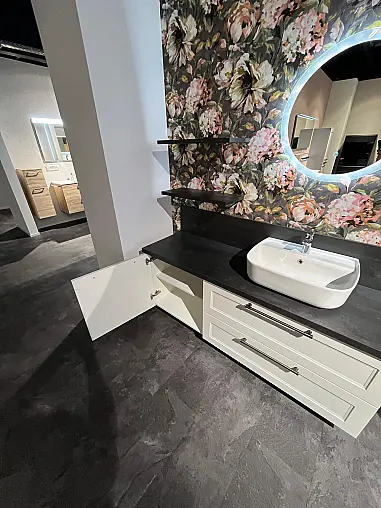 Exklusives Badezimmer - Waschtisch und Highboard - Spiegel mit LED-Beleuchtung rund - Landhausstil Weiß