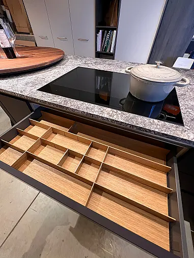 Bicolor Küche mit Linoleum- und Lackfronten! Ausstattung: Miele, V&amp;B