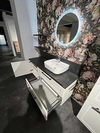 Exklusives Badezimmer - Waschtisch und Highboard - Spiegel mit LED-Beleuchtung rund - Landhausstil Weiß