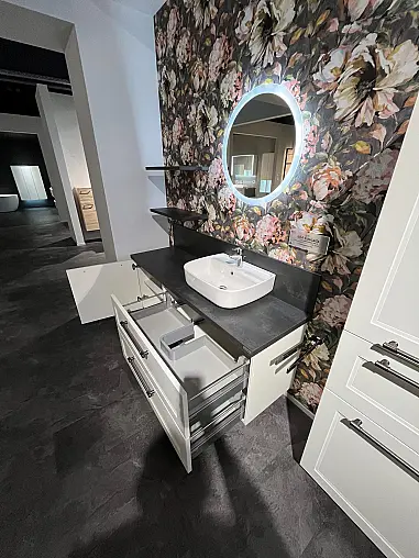 Exklusives Badezimmer - Waschtisch und Highboard - Spiegel mit LED-Beleuchtung rund - Landhausstil Weiß
