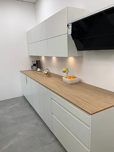 DAN-Küchen-Musterküche Moderne Küchenzeile in Mattlack zum super Preis: Ausstellungsküche in München von DAN Küchen München