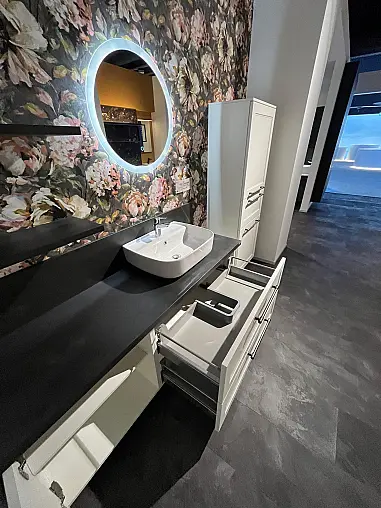 Exklusives Badezimmer - Waschtisch und Highboard - Spiegel mit LED-Beleuchtung rund - Landhausstil Weiß