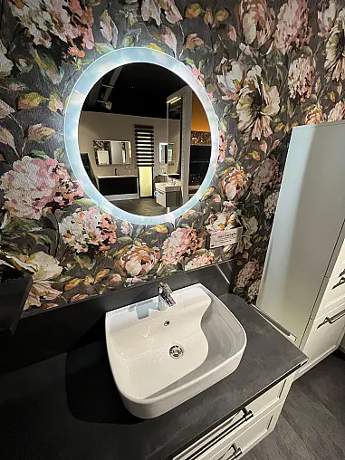 Exklusives Badezimmer - Waschtisch und Highboard - Spiegel mit LED-Beleuchtung rund - Landhausstil Weiß