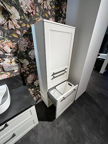 Exklusives Badezimmer - Waschtisch und Highboard - Spiegel mit LED-Beleuchtung rund - Landhausstil Weiß