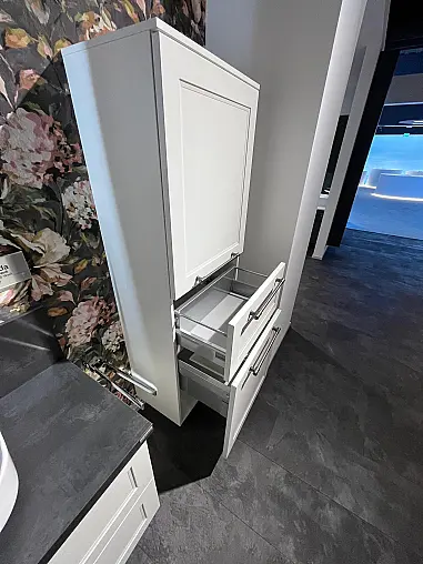 Exklusives Badezimmer - Waschtisch und Highboard - Spiegel mit LED-Beleuchtung rund - Landhausstil Weiß