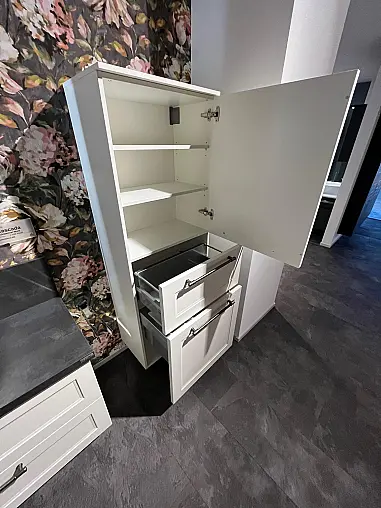Exklusives Badezimmer - Waschtisch und Highboard - Spiegel mit LED-Beleuchtung rund - Landhausstil Weiß