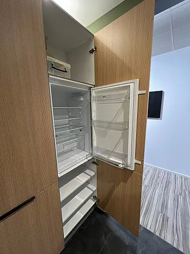 Kleine Küche in Perlgrau mit auffälliger Nischenrückwand und Schränken  in Eiche natur/H