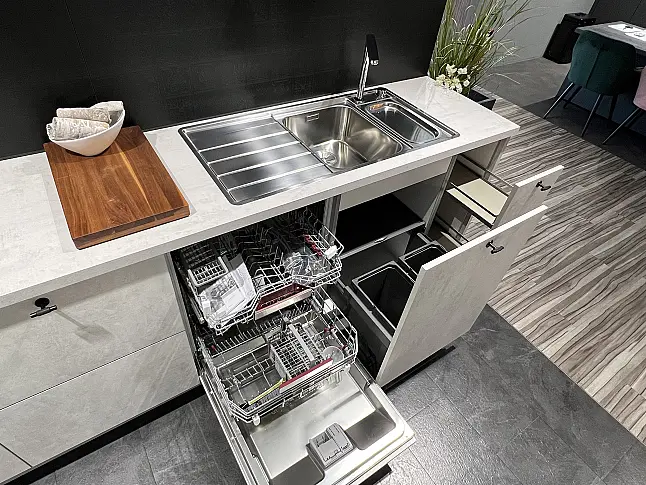 Kleine hübsche Küche in Spachtelbeton-Optik mit Metall-Knopf-Griffen sowie Backofen inkl.Mikro und Dampfbackofen, Wärmelade/H