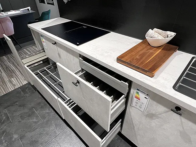Kleine hübsche Küche in Spachtelbeton-Optik mit Metall-Knopf-Griffen sowie Backofen inkl.Mikro und Dampfbackofen, Wärmelade/H