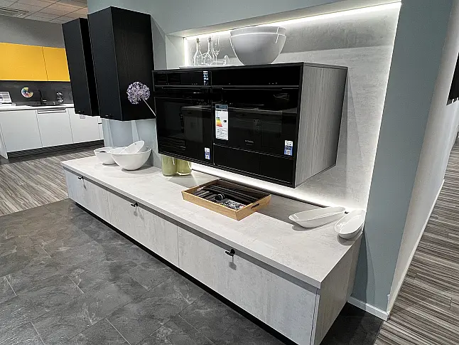 Kleine hübsche Küche in Spachtelbeton-Optik mit Metall-Knopf-Griffen sowie Backofen inkl.Mikro und Dampfbackofen, Wärmelade/H