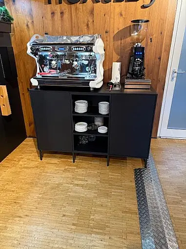 NEXT125 Glass matt Schwarz mit Altholz Furnier Poket Doors &amp; GAGGENAU &amp; DEKTON