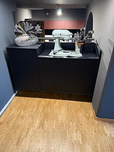 NEXT125 Glass matt Schwarz mit Altholz Furnier Poket Doors &amp; GAGGENAU &amp; DEKTON
