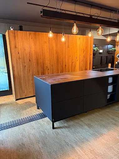 NEXT125 Glass matt Schwarz mit Altholz Furnier Poket Doors &amp; GAGGENAU &amp; DEKTON