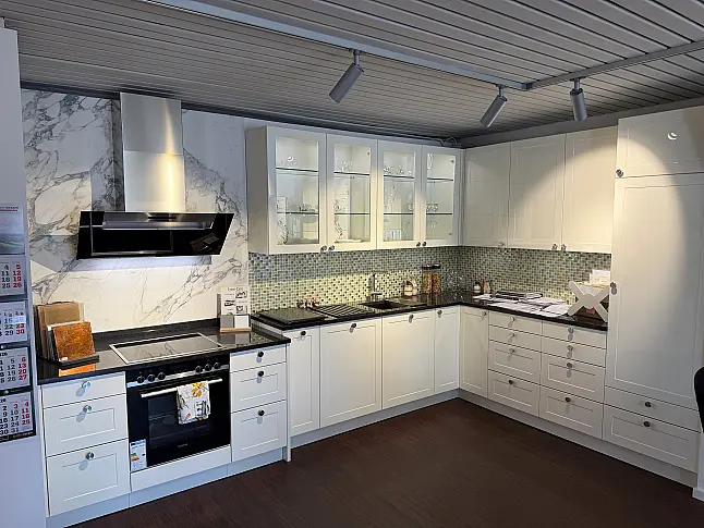 moderne Landhausküche, Hochglanz Weiß mit Naturstein 30mm Coffee Brown, Siemens &amp; Miele, Systemceram-Becken Unterbau