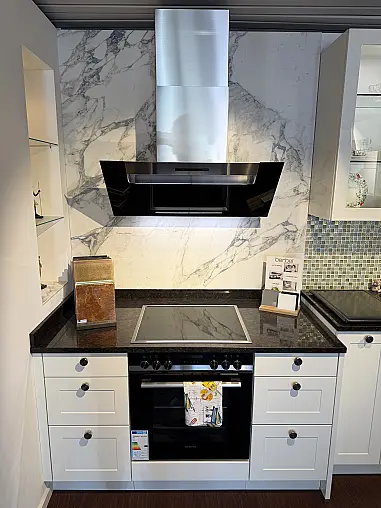 moderne Landhausküche, Hochglanz Weiß mit Naturstein 30mm Coffee Brown, Siemens &amp; Miele, Systemceram-Becken Unterbau