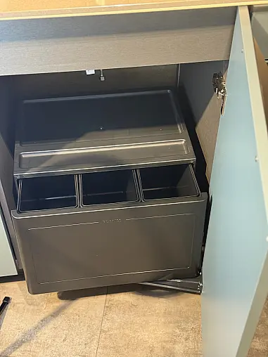 Moderne Designküche in Aqua &amp; Eiche, Arbeitsplatte Quarzstein