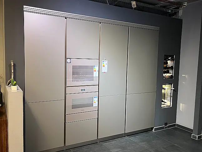 Elegante Küche in Sandgrau für ein modernes und stilvolles Zuhaus