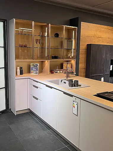 Elegante Küche in Sandgrau für ein modernes und stilvolles Zuhaus