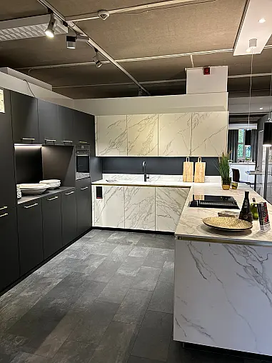 moderne Halbinsel mit Keramik und Mattlackfronten