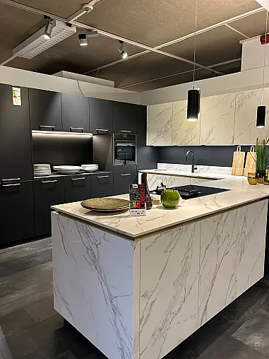 moderne Halbinsel mit Keramik und Mattlackfronten
