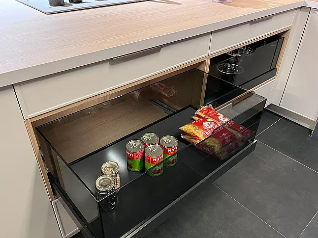 Elegante Küche in Sandgrau für ein modernes und stilvolles Zuhaus