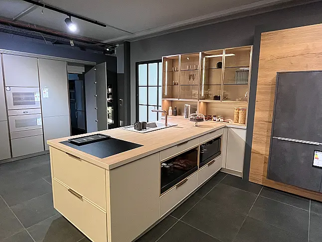 Elegante Küche in Sandgrau für ein modernes und stilvolles Zuhaus