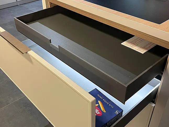 Elegante Küche in Sandgrau für ein modernes und stilvolles Zuhaus