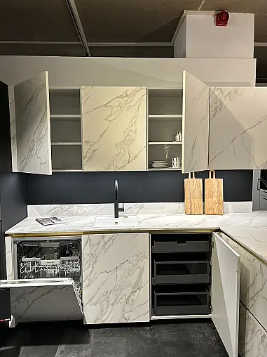moderne Halbinsel mit Keramik und Mattlackfronten