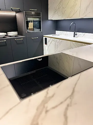 moderne Halbinsel mit Keramik und Mattlackfronten
