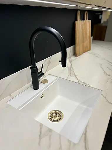 moderne Halbinsel mit Keramik und Mattlackfronten
