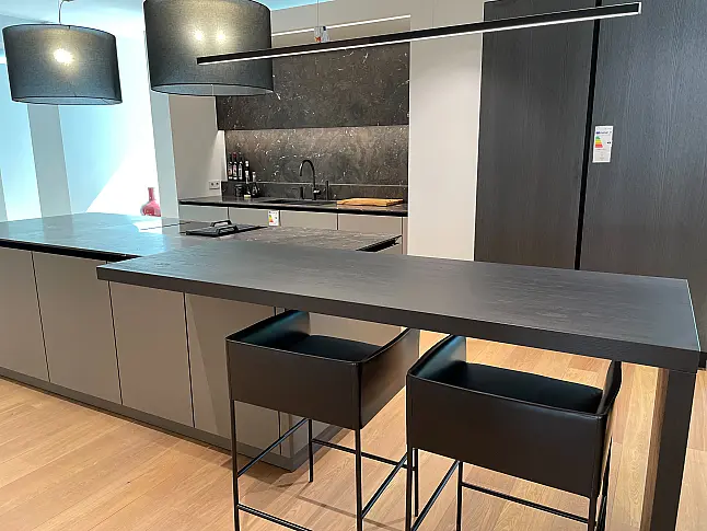 Designküche mit Griffleiste schwarz matt eloxiert