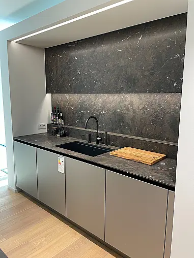 Designküche mit Griffleiste schwarz matt eloxiert