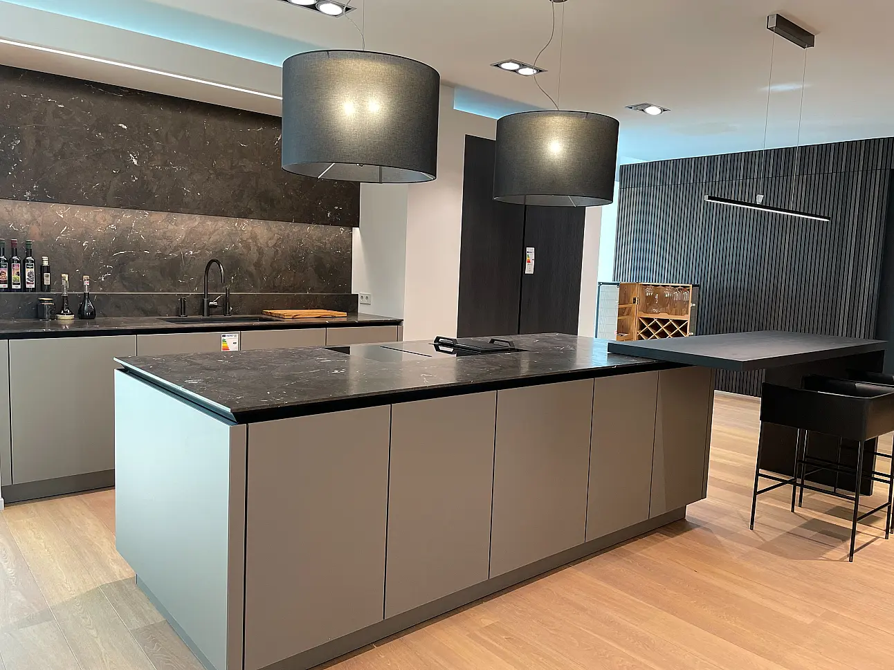 SieMatic SLX in Steingrau mit Insel, Tischanbau und Marmorrückwand in Berlin