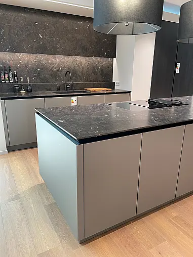 Designküche mit Griffleiste schwarz matt eloxiert